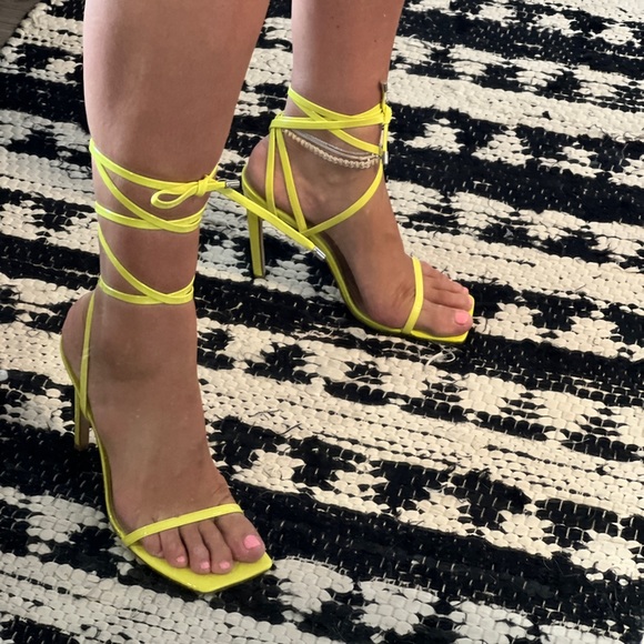 Steve Madden Uplift Ankle Tie Sandals Yellow Size 11 - Picture 4 of 10